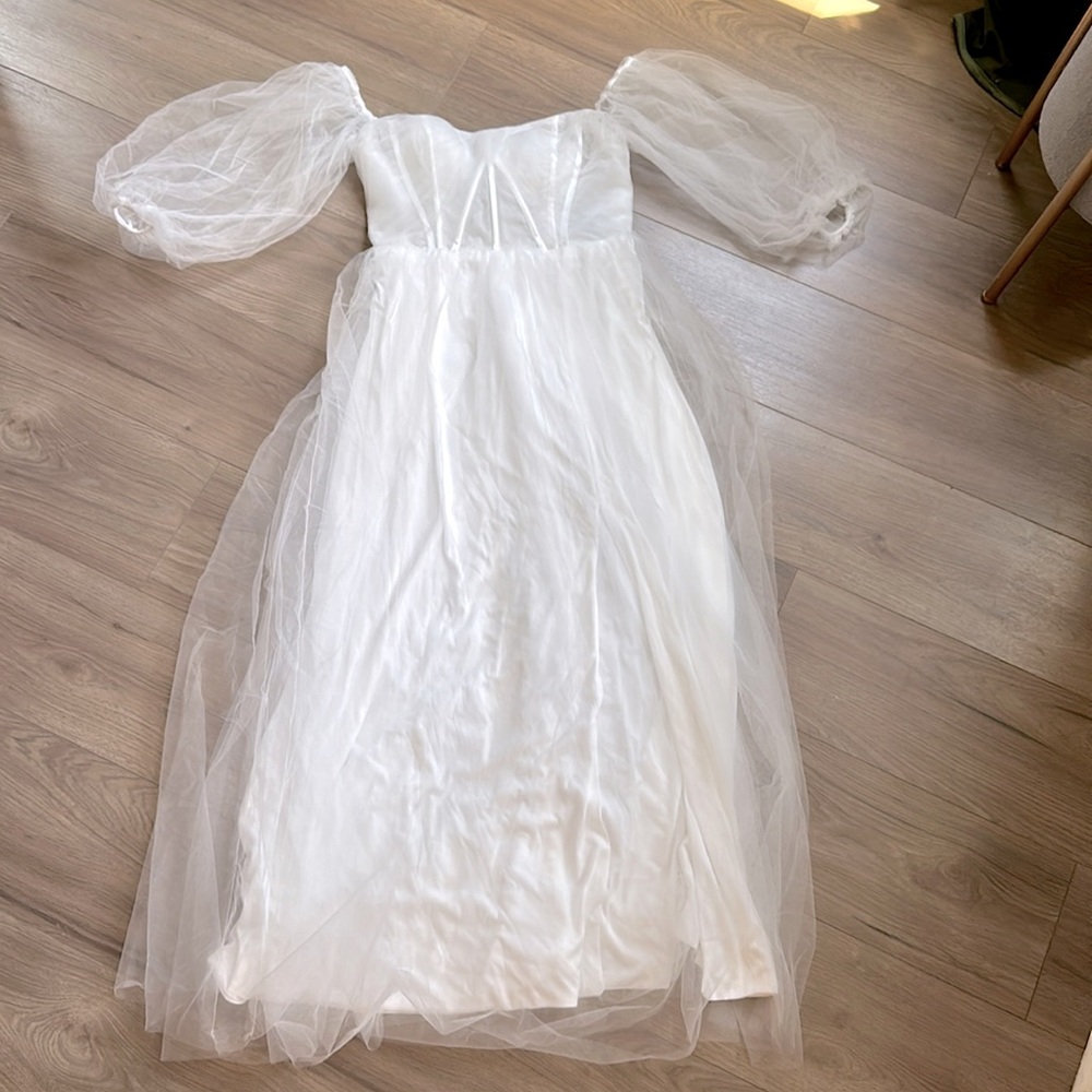 White wedding dress boning in bodice and floaty tulle overlay size 10 EUC